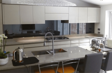 5 Reasons to Get a Mirror Splashback